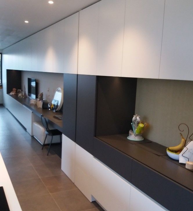 Zwart-witte keuken in Zonnebeke in laminaat met witte bovenkasten, zwarte nissen en doorlopend bureaublad