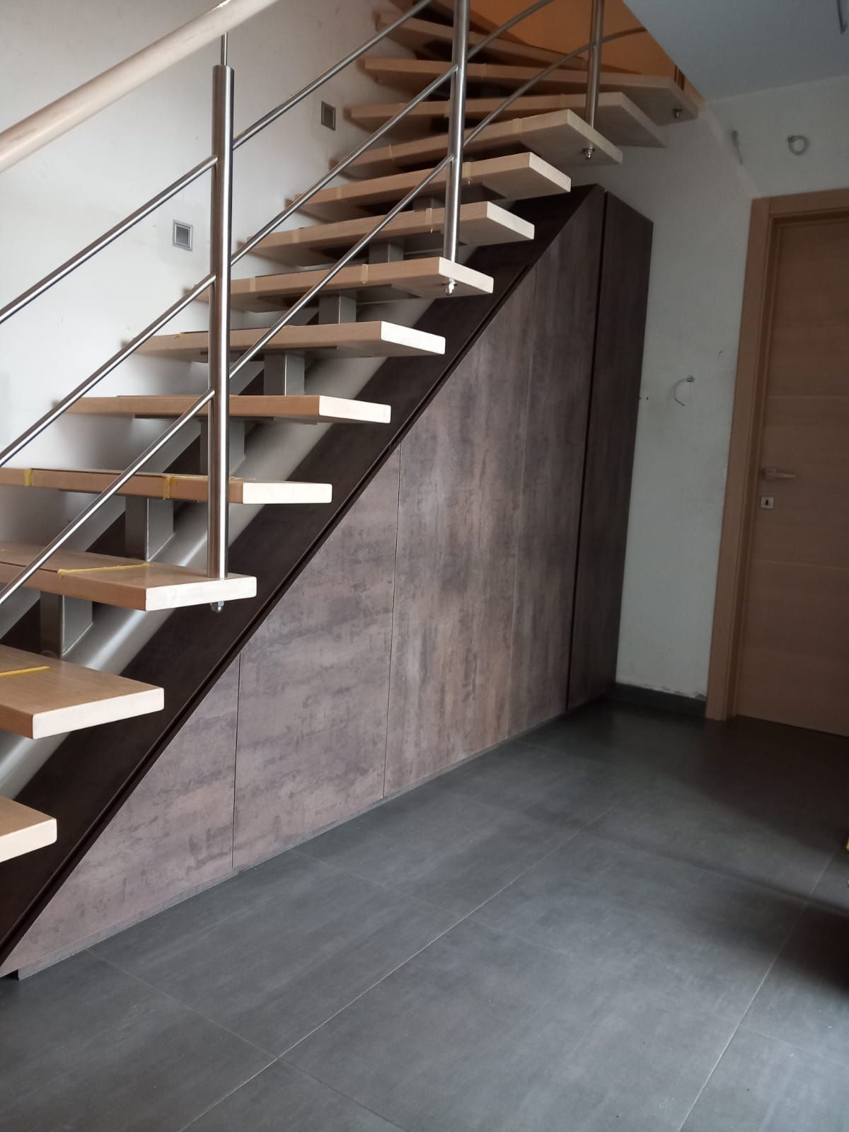Maatkasten onder de trap in Ieper in donkergrijs betonlook laminaat met verdoken grepen