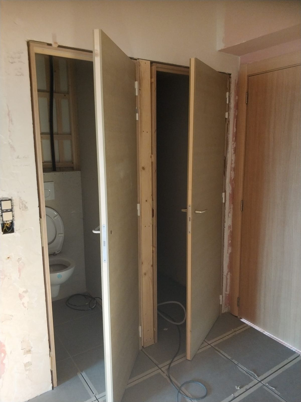 Situatie tijdens de renovatie: nieuwe deurkaders voor aparte toiletruimte en badkamer