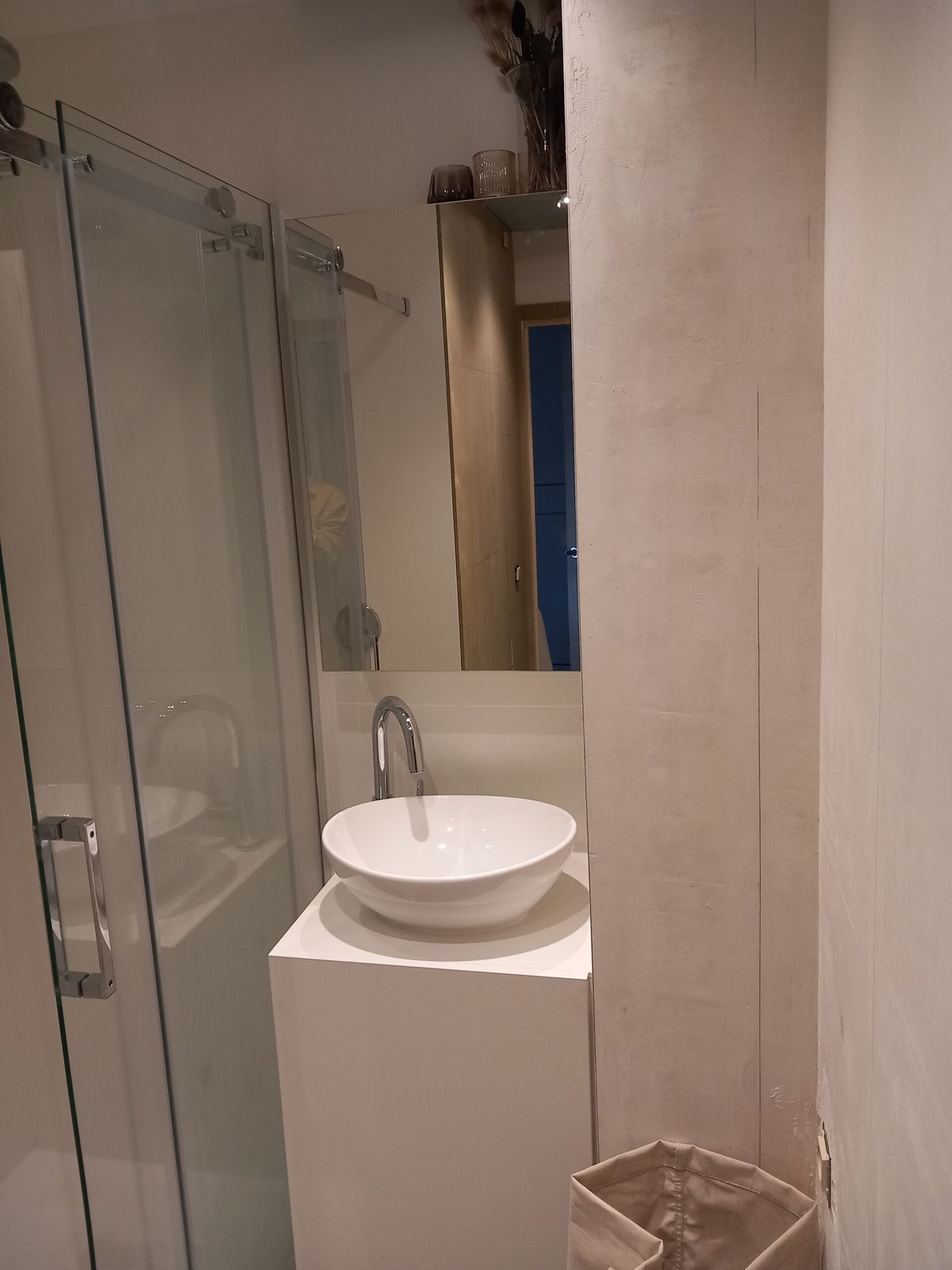Nieuwe douche met glazen wand, wit wastafelmeubel met opzetkom en spiegel